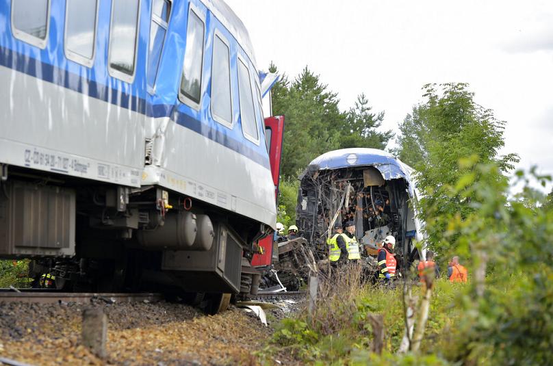 Al menos tres muertos y decenas de heridos en un choque de trenes en ...